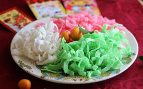 Để nhận biết mứt Tết ngâm hóa chất hay không, người tiêu dùng có thể quan sát màu sắc. Màu của mứt bị ngâm hóa chất sẽ đậm hơn bình thường, chất tạo màu sẽ khiến mứt trở nên dẻo và dai hơn.