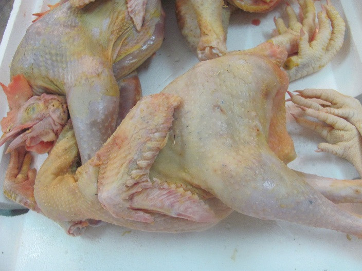 Hai vị trí được thương lái bơm nước nhiều nhất là đùi và lườn. Thớ thịt gà sau khi bị bơm nước sẽ dày và to hơn, khi ấn nhẹ vào phần thịt sẽ thấy bùng nhùng và chảy nước.