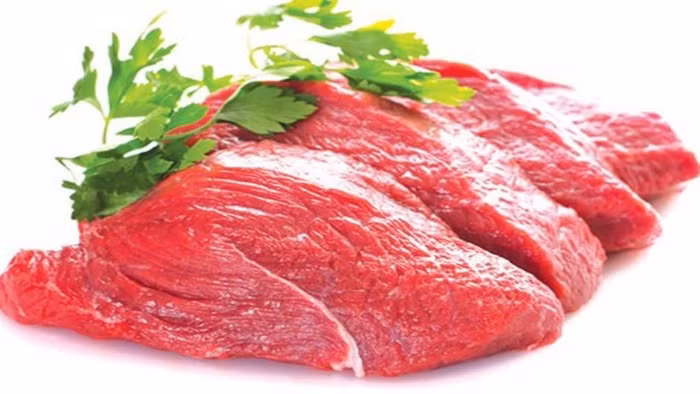 Khi chọn thịt bò hãy chọn miếng thịt bò đỏ tươi không sẫm màu có sự đàn hồi tốt khi ấn vào, đặc biệt sờ vào thớ thịt không bị lạnh.