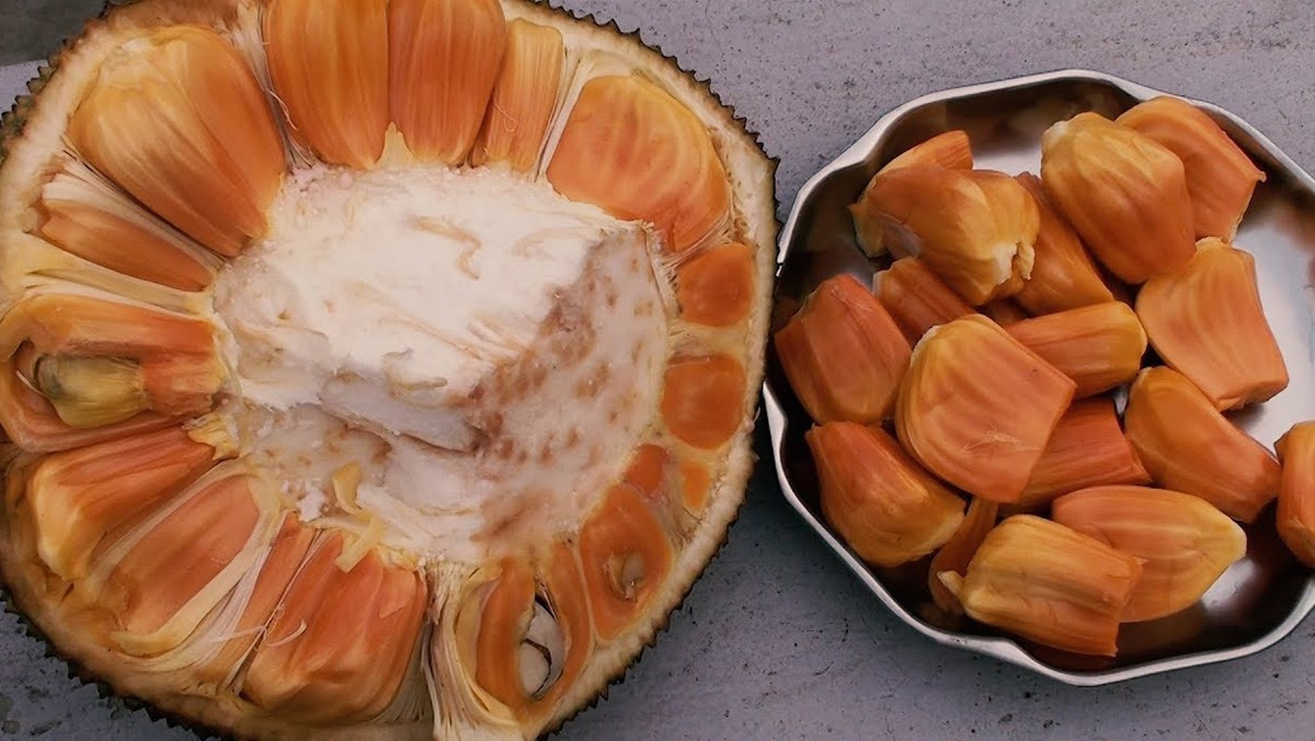 Theo người bán, mít ruột đỏ được trồng theo quy trình hữu cơ nên sản phẩm không chỉ lạ mà còn ngon và an toàn. Đây cũng là lý do khiết mít đỏ hút khách. Ảnh: Dienmayxanh