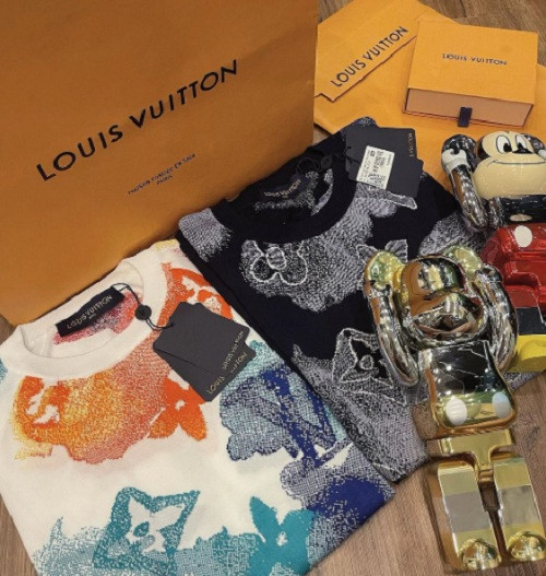 Đồ hiệu tràn ngập Instagram của rich kid Thanh Tú.