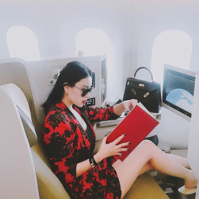 Cô nàng chọn khoang hạng thương gia khi di chuyển bằng máy bay.