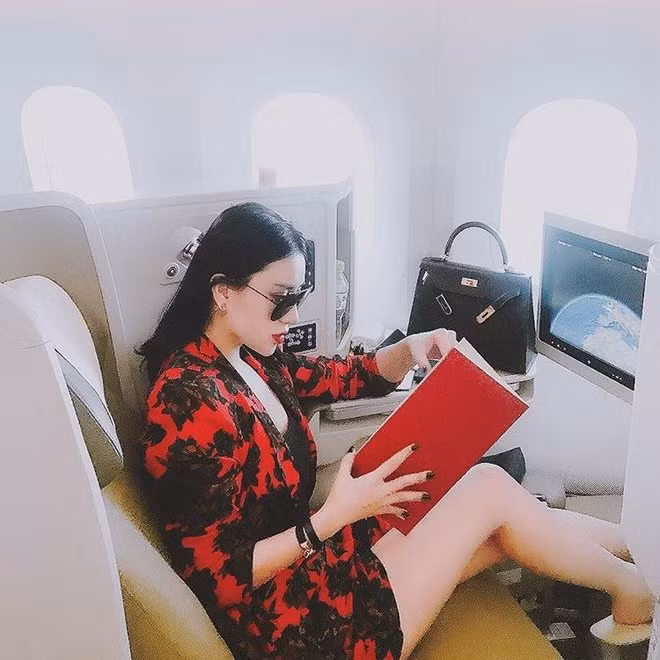 Cô nàng chọn khoang hạng thương gia khi di chuyển bằng máy bay.