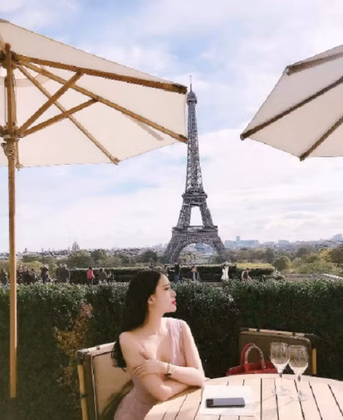 Món ăn Tuboo thưởng thức chủ yếu là cao lương mĩ vị, đặc sản của vùng đất mà cô đặt chân đến.