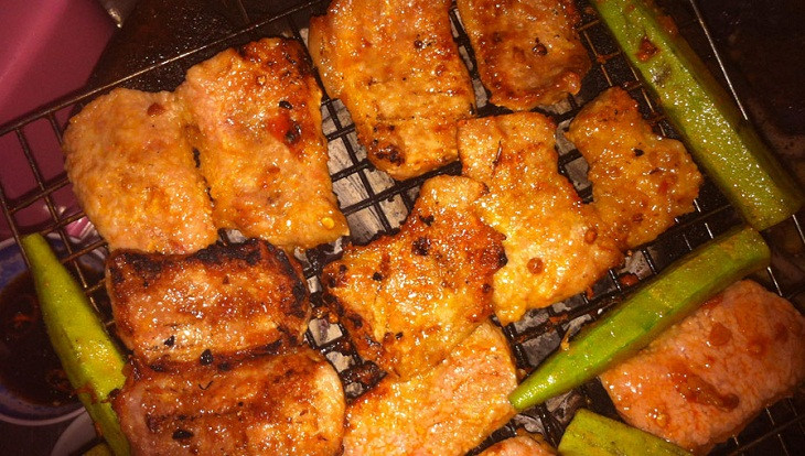 Nội tạng động vật gồm nầm, dạ dày, ruột non, mề gà...thường bán khá chạy tại các quán buffet lẩu nướng. Bởi, nội tạng động vật được tẩm ướp, nướng lên thơm lừng, kích thích vị giác.