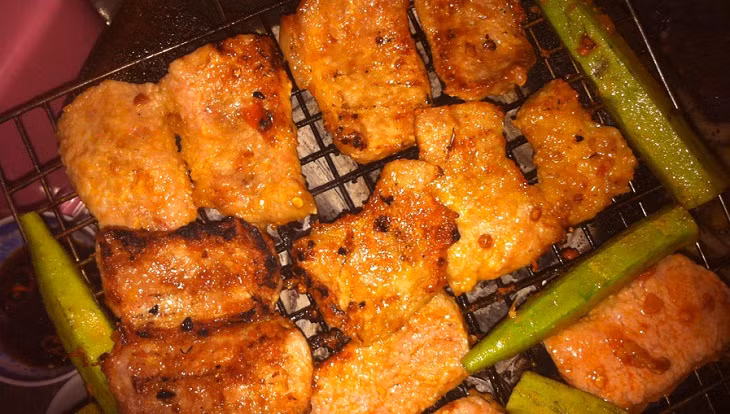 Nội tạng động vật gồm nầm, dạ dày, ruột non, mề gà...thường bán khá chạy tại các quán buffet lẩu nướng. Bởi, nội tạng động vật được tẩm ướp, nướng lên thơm lừng, kích thích vị giác.