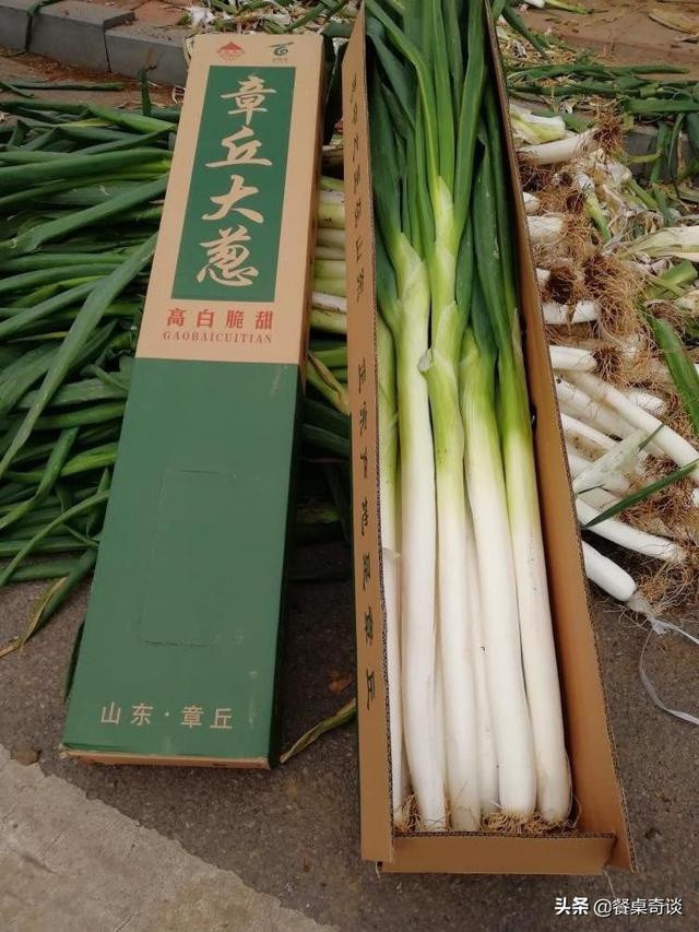 Hành lá khổng lồ này có thể ăn sống hoặc chế biến thành nhiều món nấu, hấp. Ở Trung Quốc, các món ăn kèm hành lá nổi tiếng nhất có thể kể đến như thịt lợn sốt Bắc Kinh hay thịt cừu xào hành lá. Ảnh: Dayday News.