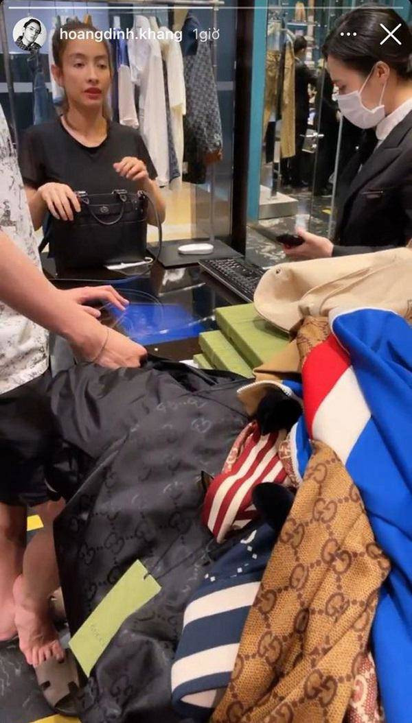 Đáng chú ý nhất là núi đồ hiệu cao ngất được hai mẹ con lựa chọn, chỉ nhìn thôi cũng biết số tiền không hề nhỏ.