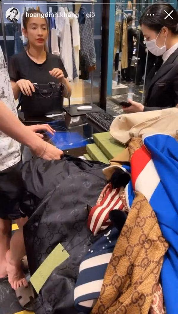 Đáng chú ý nhất là núi đồ hiệu cao ngất được hai mẹ con lựa chọn, chỉ nhìn thôi cũng biết số tiền không hề nhỏ.