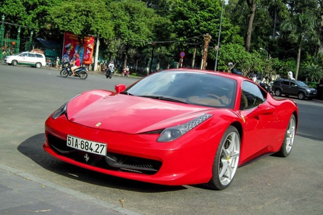 Vị thiếu gia này từng gây xôn xao cộng đồng mạng khi "khoe" sắm hai siêu xe BMW i8 khoảng 8 tỷ đồng và Lamborghini Huracan màu xanh cốm trị giá 16 tỷ đồng.