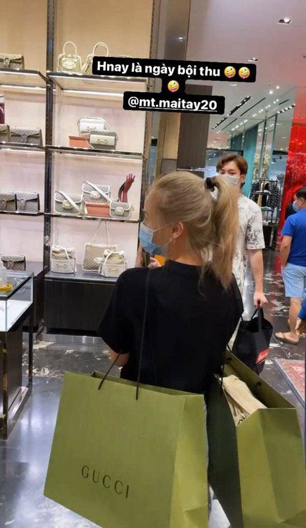 Không chỉ vậy, thiếu gia Sài thành còn đăng ảnh bạn gái Mai Tây xách trên tay hai túi đồ nặng trĩu được mẹ cậu mua tặng khiến dân mạng "ghen tị".
