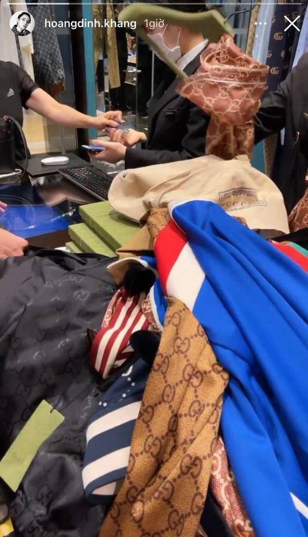 Mới đây, Hoàng Đình Khang - thiếu gia Việt nức tiếng khiến dân tình ngạc nhiên khi khoe ảnh mua sắm đồ hiệu cùng mẹ.