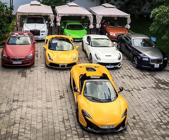 Lúc này, tại gara riêng của thiếu gia Phan Thành còn có siêu xe Ferrari Berlinetta trắng có giá khởi điểm tại Mỹ khoảng hơn 7 tỷ đồng. Như vậy, chỉ trong vòng 1 tháng, Phan Thành khiến nhiều người choáng váng khi bỏ ra hơn 30 tỷ tậu siêu xe.