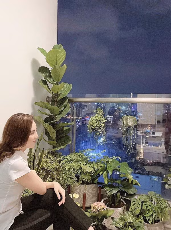 MC Mai Ngọc đặc biệt thích thú với ban công nhiều cây xanh và hoa. Đây cũng là không gian người đẹp thường đọc sách, uống trà.