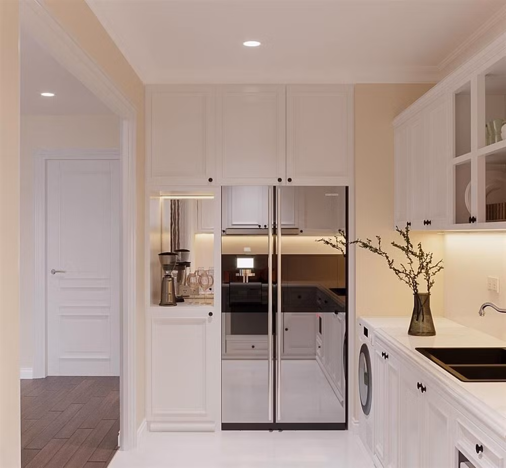 Mọi chi tiết trong nhà đều được nữ MC chăm chút từ những bình hoa trưng bày trên bàn cho đến đèn treo cách điệu ở phòng khách. Ảnh: FBNV.