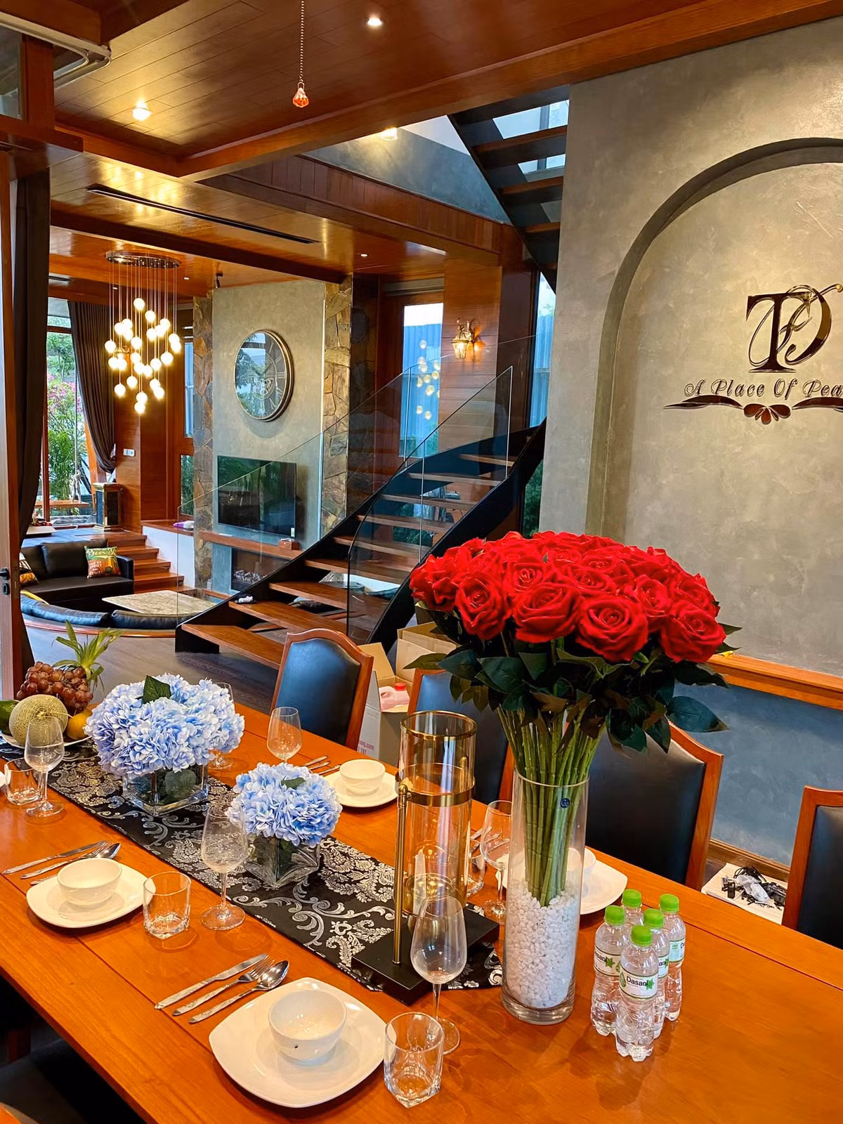 Bàn ăn dài sáng sủa với nội thất đơn giản, góc cạnh.