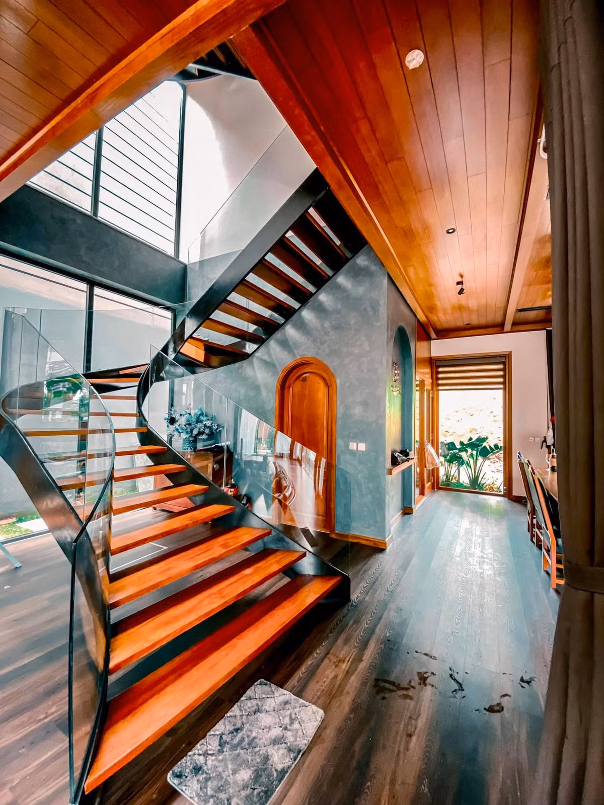 Cầu thang ngập tràn ánh sáng với lan can kính uốn lượn, là địa điểm hoàn hảo cho chị em thả dáng chụp ảnh.