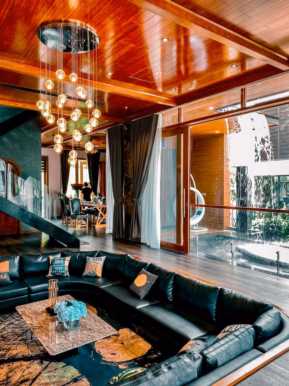 Phòng khách với nội thất đơn giản tone nâu gỗ chủ đạo gợi nhớ những căn nhà gỗ ở miền Bắc nước Mỹ.