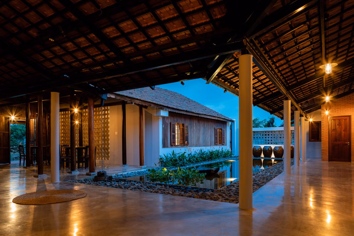 Được thiết kế cho một đại gia đình 3 thế hệ, với mong muốn người con giữ gìn và thừa kế ngôi nhà 30 năm tuổi của tổ tiên để lại, và có thêm nơi ông bà, cha mẹ, con cháu sum họp cuối tuần.