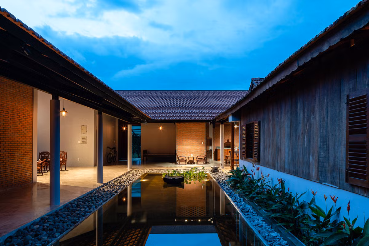 Không gian của An's House được phát triển theo bố cục nhà truyền thống gồm nhà thờ tổ (dựng lại từ ngôi nhà cổ từ những năm 1980) và nhà sinh hoạt nối với nhau bằng hàng lang, ngăn cách bằng hồ nước.