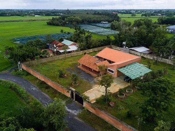 Giữa hàng loạt ngôi nhà ống hiện đại, An's House nổi bật khi mang một tổng thể vô cùng khác biệt.