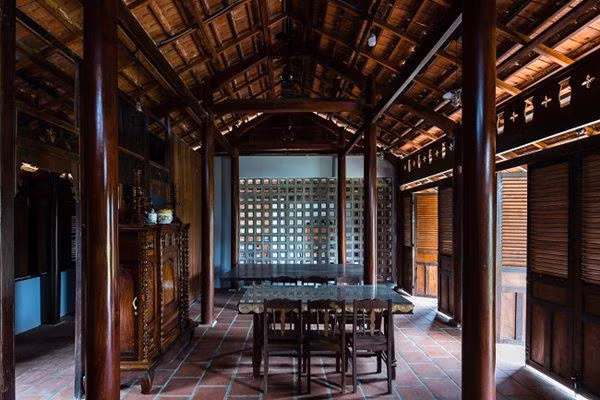 Phòng thờ mang thiết kế nhà 3 gian xưa với việt liệu chủ đạo là gỗ, sàn lát gạch nung đỏ quen thuộc.