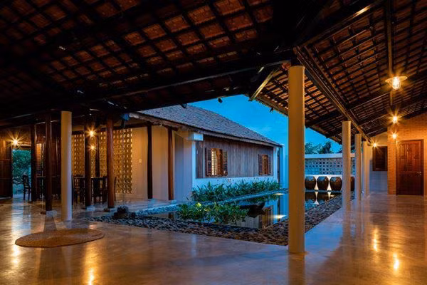 Bếp và phòng ăn là khu vực chuyển tiếp giữa khu vực phòng thờ và khu sinh hoạt chung.