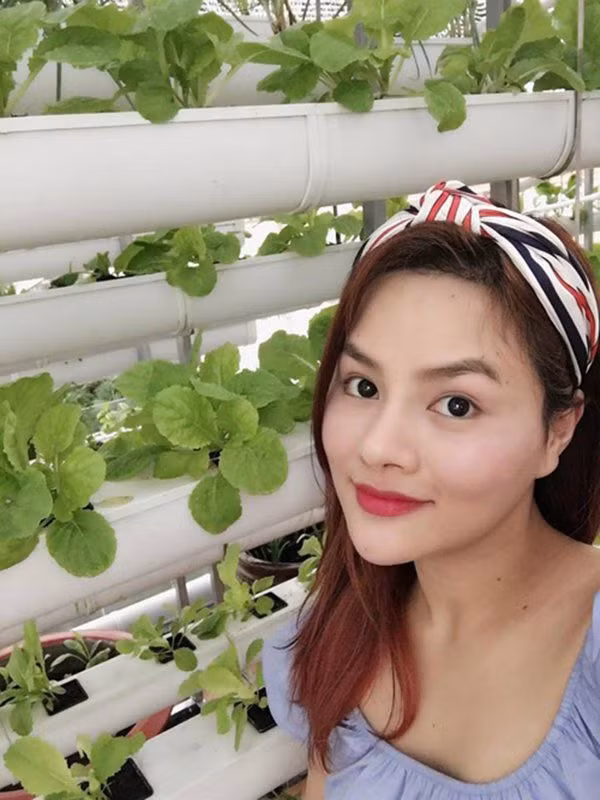 Siêu mẫu Vũ Thu Phương cũng dành sân thượng trong căn biệt thự cũ rộng hơn 60 m2 để trồng rau sạch. Ảnh: FBNV.