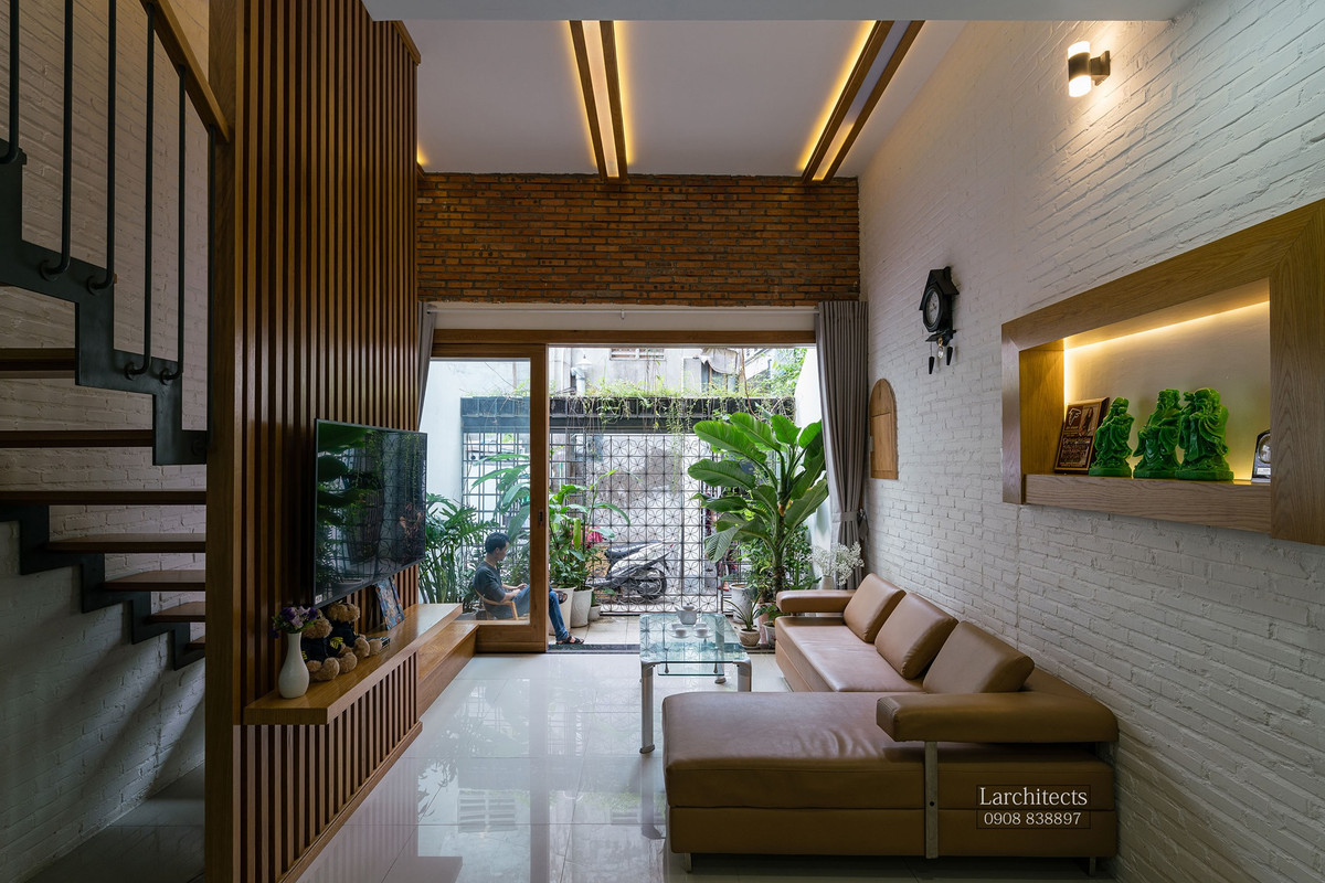 Rèm cây xanh mát rung rinh chào đón nắng gió vào nhà.