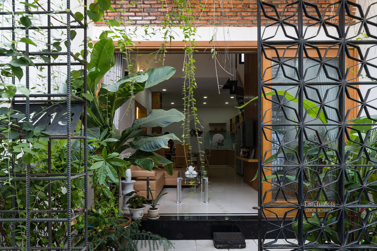 Đáp ứng mong muốn một căn nhà đơn giản mà ấm cúng của gia đình, nhóm kiến trúc sư đã thiết kế một công trình vừa gắn kết con người với thiên nhiên vừa gợi lại những kỷ niệm cũ của gia đình.