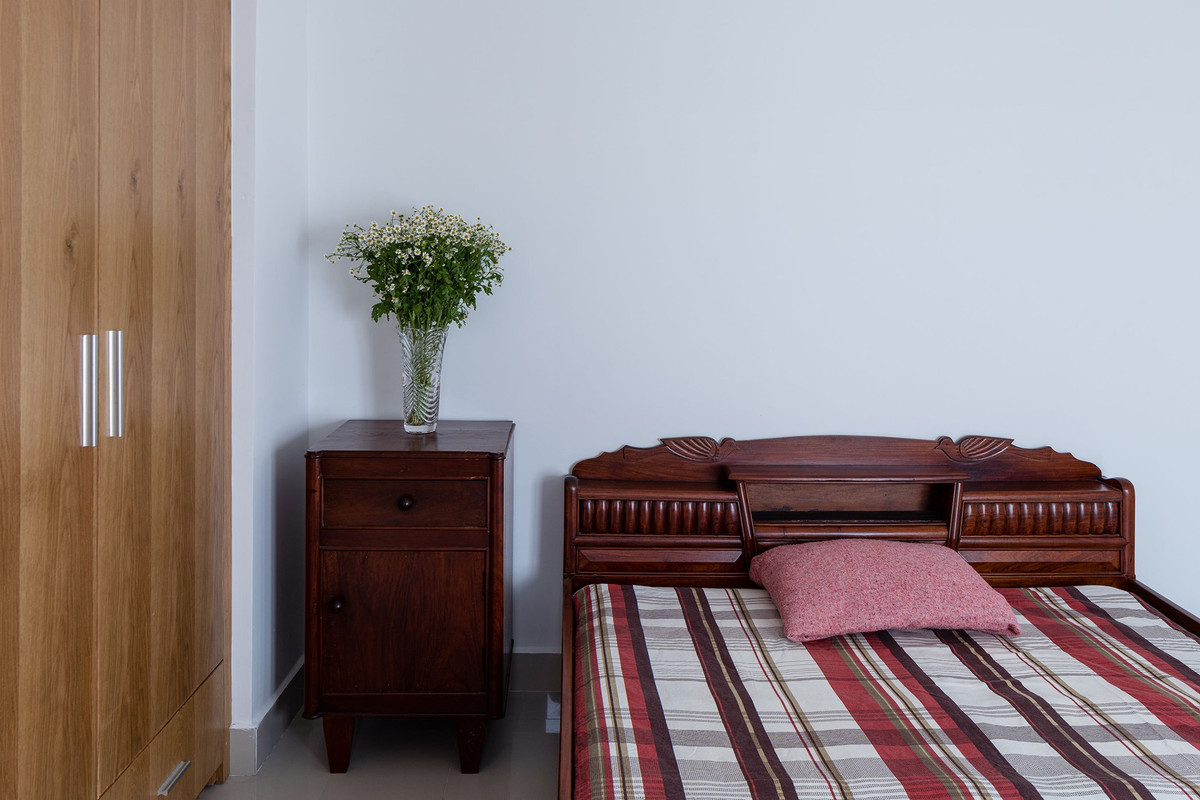 Giường, tủ là những món đồ cũ, hàng chục năm tuổi nhưng còn tốt và gắn bó với cả gia đình chủ nhà. Nguồn ảnh: Quang Trần