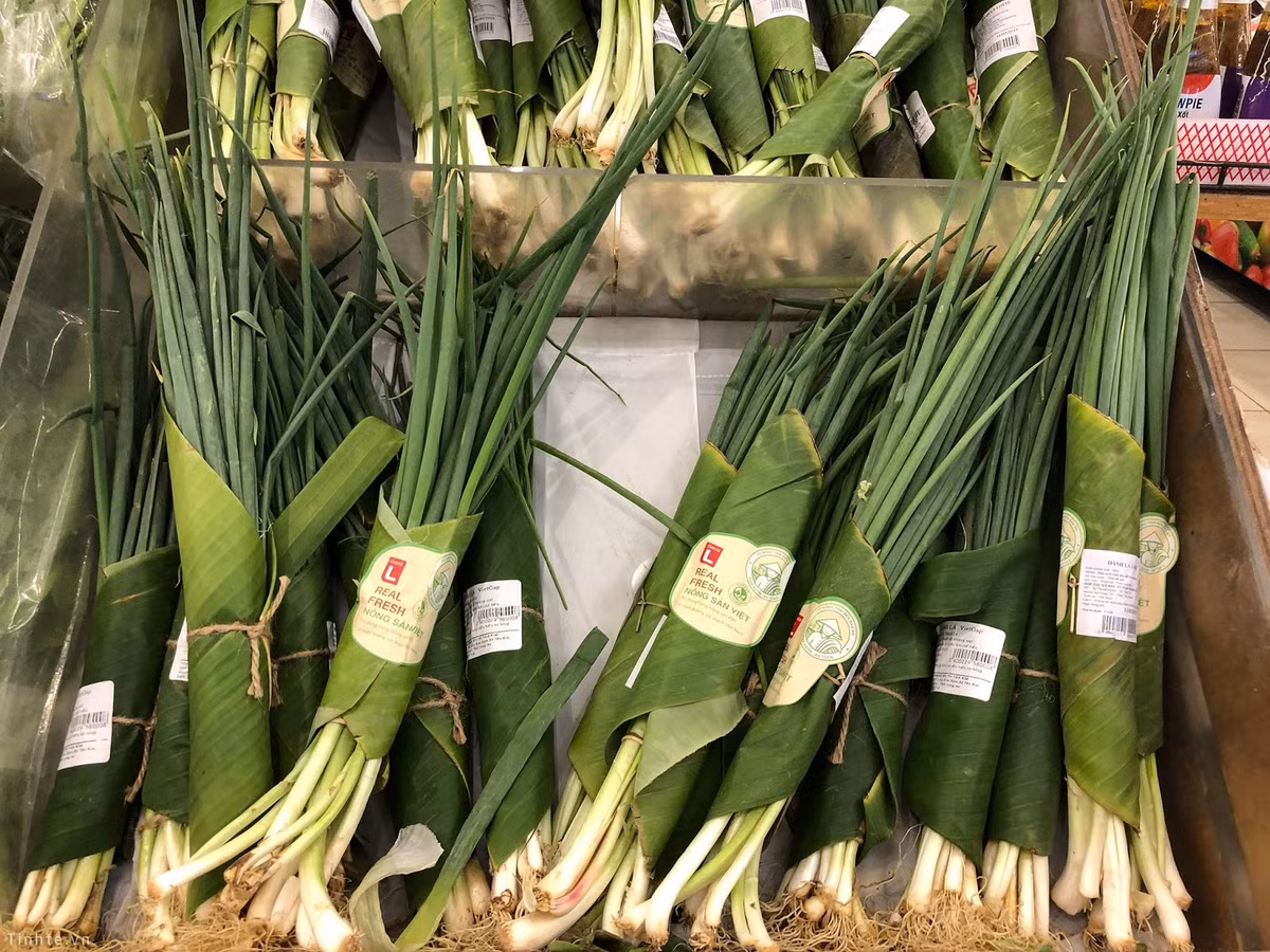 Trong siêu thị, hành lá đắt hơn một chút nhưng cũng chưa tới 10.000 đồng/bó. Ảnh: Internet