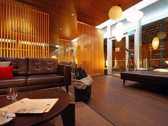 Những quyền lợi đặc cho khoang hạng nhất không chỉ giới hạn trên máy bay. Hành khách còn được lui tới phòng chờ hạng nhất của sân bay trước và sau chuyến bay.