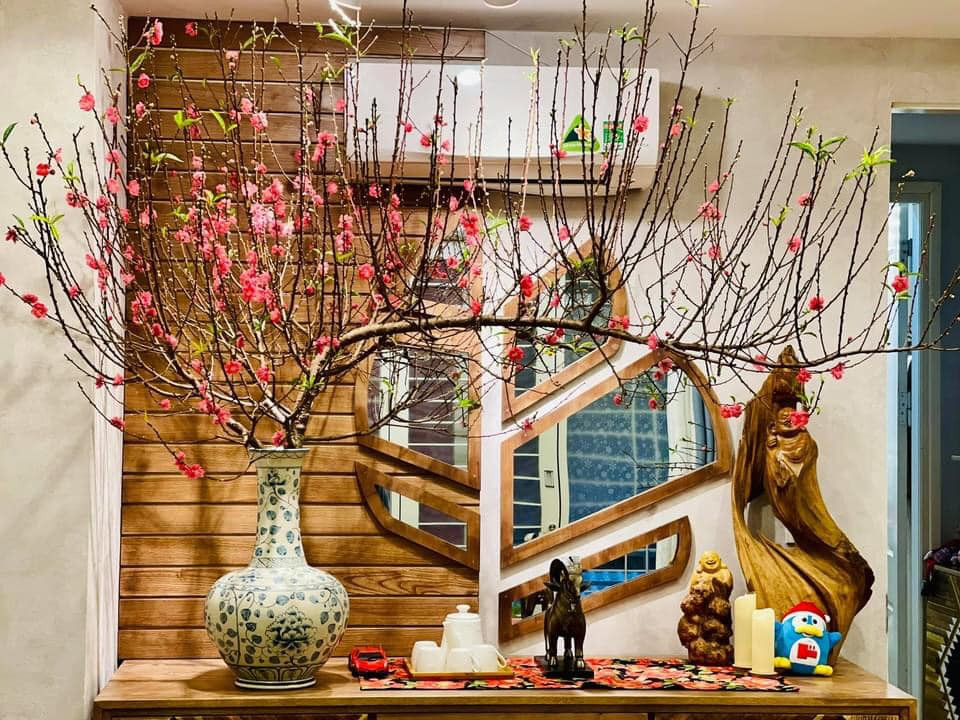 Các gia đình chọn đào dáng huyền với ý nghĩa tạo vẻ đẹp mềm mại như nước chảy, mong muốn mang lại nhiều điều tốt đẹp cho năm mới. Ảnh: Facebook