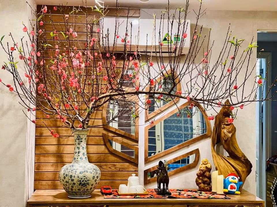 Các gia đình chọn đào dáng huyền với ý nghĩa tạo vẻ đẹp mềm mại như nước chảy, mong muốn mang lại nhiều điều tốt đẹp cho năm mới. Ảnh: Facebook