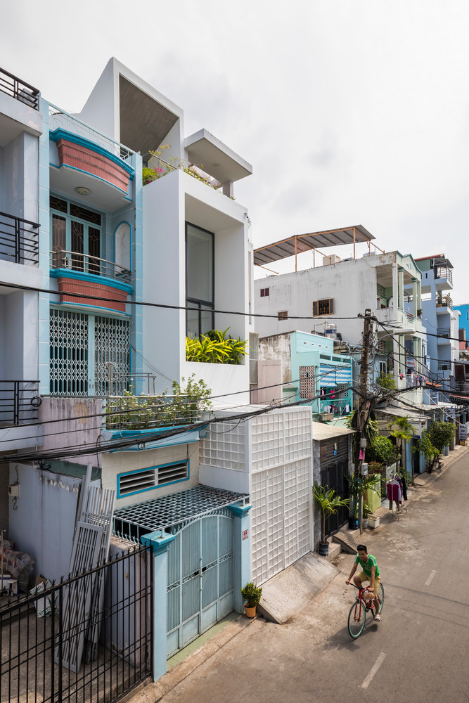 Với chiều ngang chỉ 3m, ngôi nhà có diện tích 53,7m2 mặt tiền hướng Đông Nam, nằm trong khu dân cư đông đúc. Xung quanh là các dãy nhà 3 - 4 tầng với mật độ dày đặc.