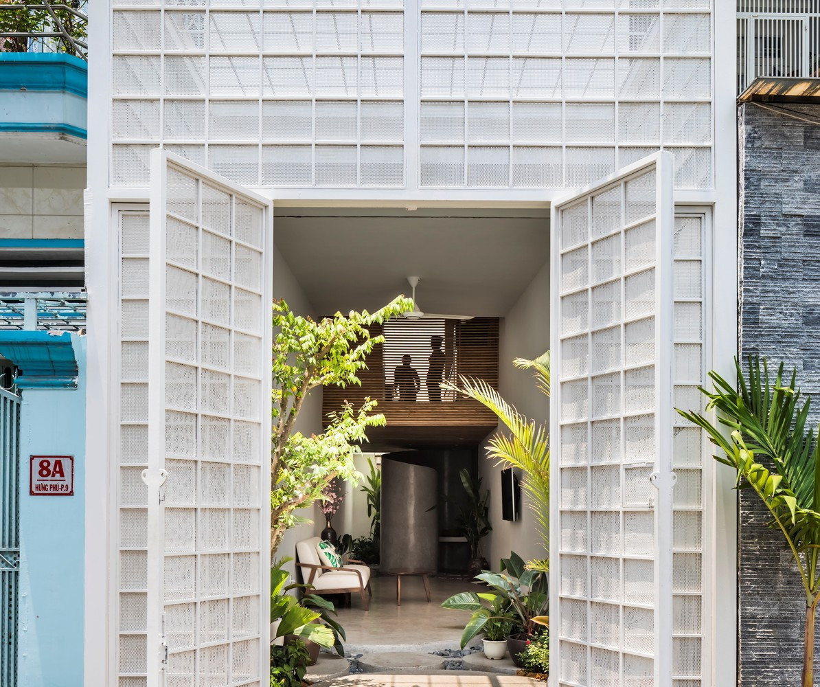 Việc bố trí không gian dựa trên sự phân tích kỹ lưỡng các điều kiện khí hậu, đảm bảo thông gió và chiếu sáng thích hợp cho các hoạt động diễn ra bên trong.