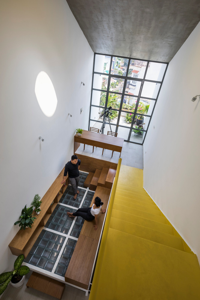 Do chiều ngang hẹp, các công năng được bố trí trên một tầng riêng biệt tạo không gian kết nối thông qua giếng trời.