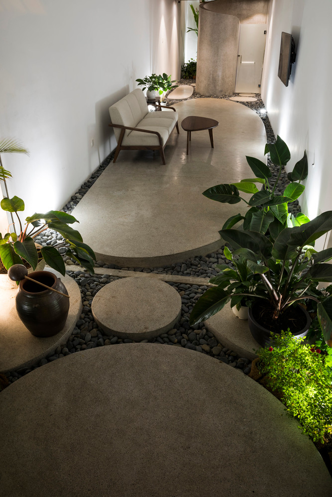 Phòng ngủ chính được bố trí theo khối liên thông hai tầng phía trước.