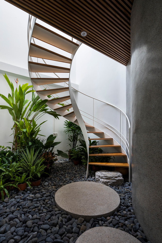 Ánh sáng được bố trí thành các thành phần ánh sáng, vật chất, sự yên tĩnh, nhiệt độ, tạo cảm giác yên bình và quen thuộc.