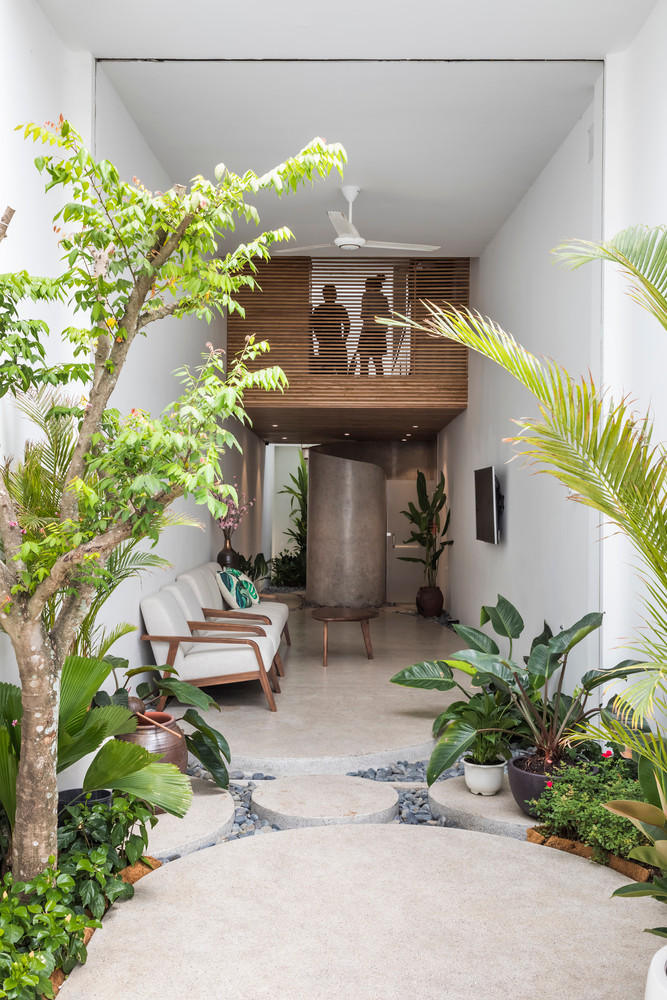 Nhà bếp và phòng ăn được nâng lên cao giúp giải phóng tầng trệt thành một không gian liên hoàn và không giới hạn.