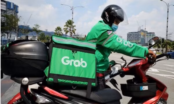 Nguoi giao hang goi dien lien tuc nhung luon im lang