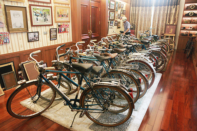 Hiện tại, bộ sưu tập đồ cổ của vị đại gia Hà thành đã lên đến 128 chiếc xe đạp Peugeot. Ảnh: Dân Việt.