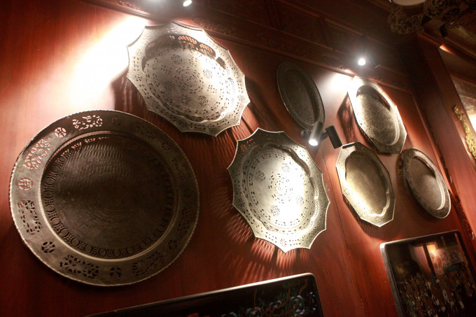 Ngoài sập gụ tủ chè, trong bộ sưu tập của bà Trịnh Thu Hương còn có 100 mâm cổ dùng cho vua, quan, đình, chùa và gia đình giàu có xưa. Ảnh: Cong luận.