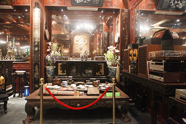 Trong không gian trưng bày đồ cổ của bà Trịnh Thị Hương (Phạm Hồng Thái, Ba Đình, Hà Nội) có rất nhiều món đồ cổ quý hiếm. Một trong số đó là bộ sưu tập sập gụ tủ chè thuộc hàng đắt đỏ, hiếm có ở Việt Nam. Ảnh: Dân Việt.