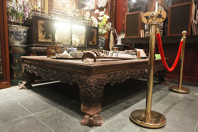 Đángc chú ý nhất là chiếc sập gụ bằng gỗ trắc của vua Khải Định. Sập được khảm bằng ngọc ngà, châu báu...Ảnh: Dân Việt.