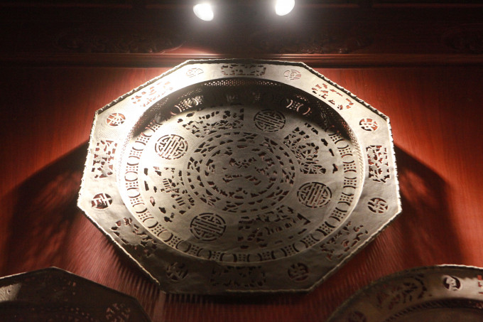 Những chiếc mâm cổ được chạm khắc hoa văn “rồng bay phượng múa”, hoa sen, hoa cúc … hay một tích cổ nào đó trong dân gian. Ảnh: Công luận.