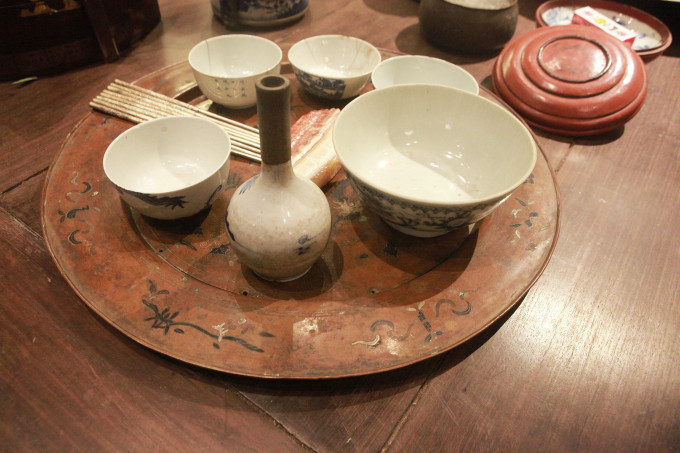 Đặc biệt nhất trong dòng mâm sưu tập là mâm khảm tam khí cao cấp giành cho cho vua, chúa xưa. Nhà sưu tầm đồ cổ Hà thành phải sang tận bên Pháp đấu giá mang về Việt Nam. Ảnh: Công luận.