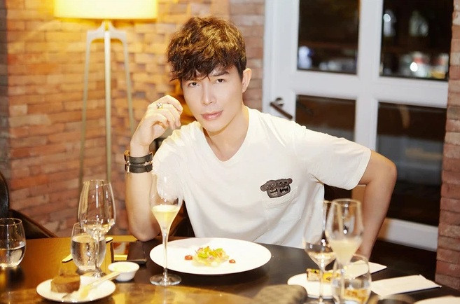 Trước đó không lâu, như để chứng minh đẳng cấp của mình, Nathan Lee công bố tổ chức một bữa tiệc xa xỉ bậc nhất Sài thành vào ngày 15/4. Ảnh: FBNV