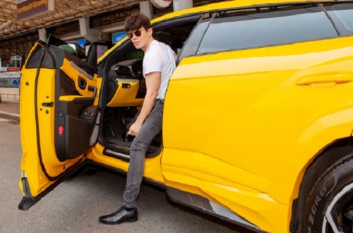 Nathan Lee khẳng định tổng siêu xe của anh với Lý Nhã Kỳ cộng lại thì lên tới 18 chiếc RR. Ảnh: FBNV.